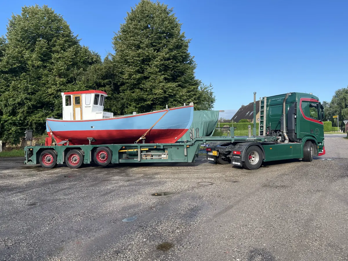 Transport eines Fischkutters per Bocksystem