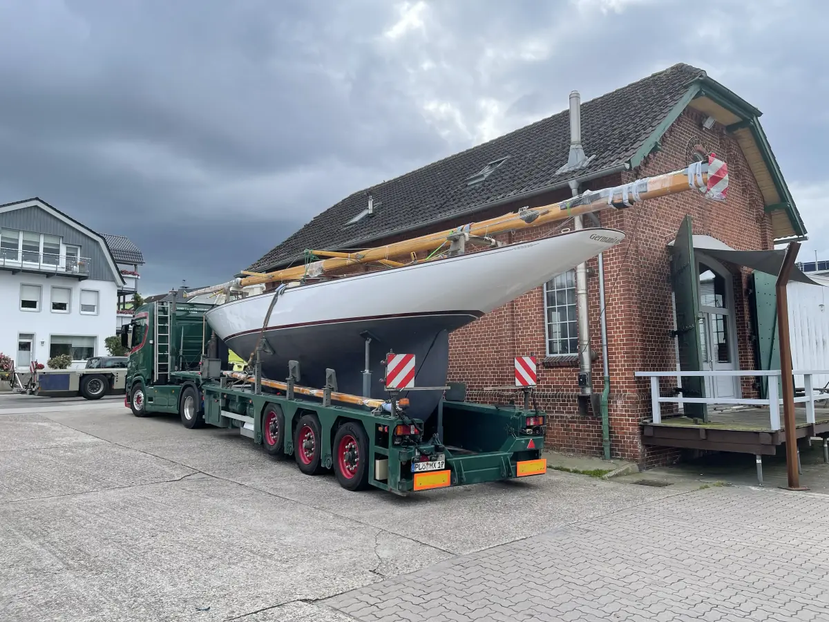 Transport der 8mR Yacht "Germania III" von Kiel nach Turku
