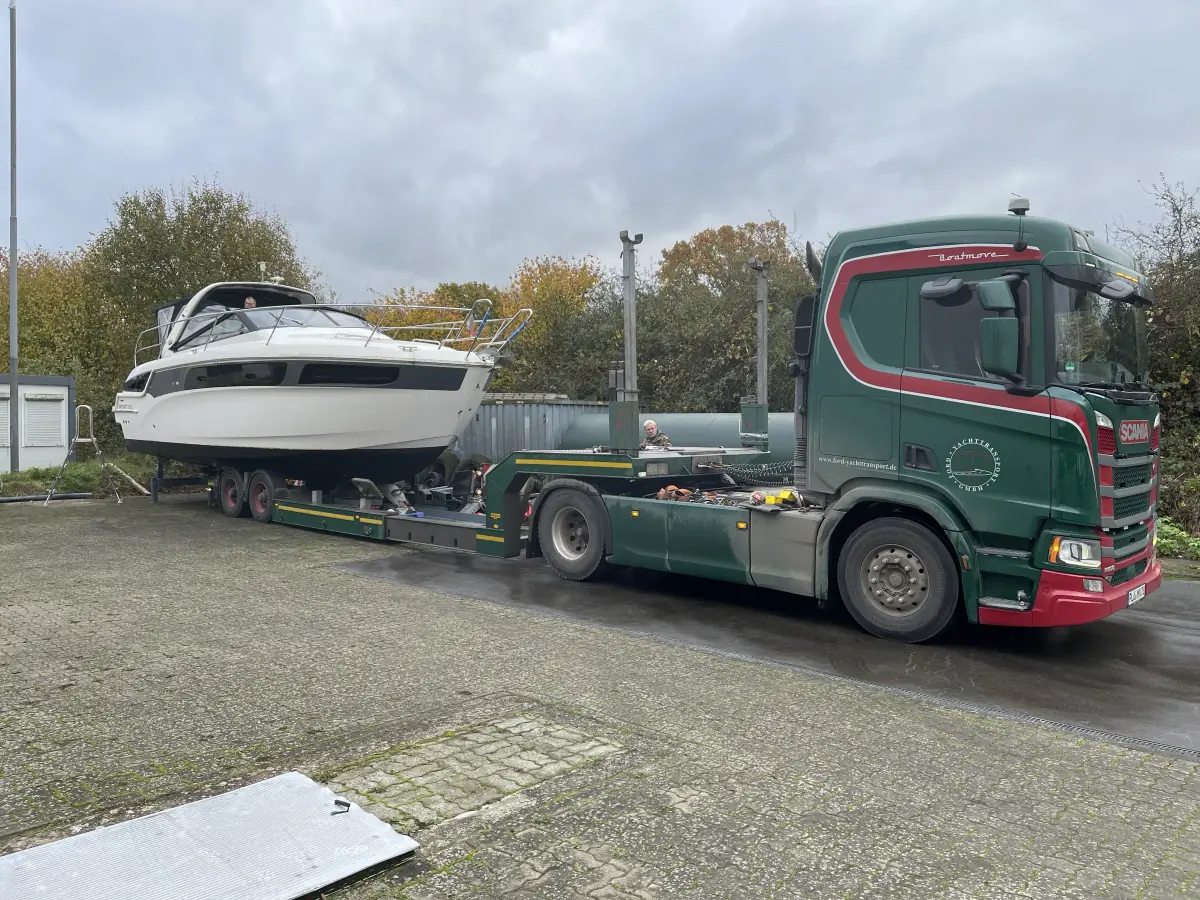 Entladevorgang einer Motoryacht per Bocksystem