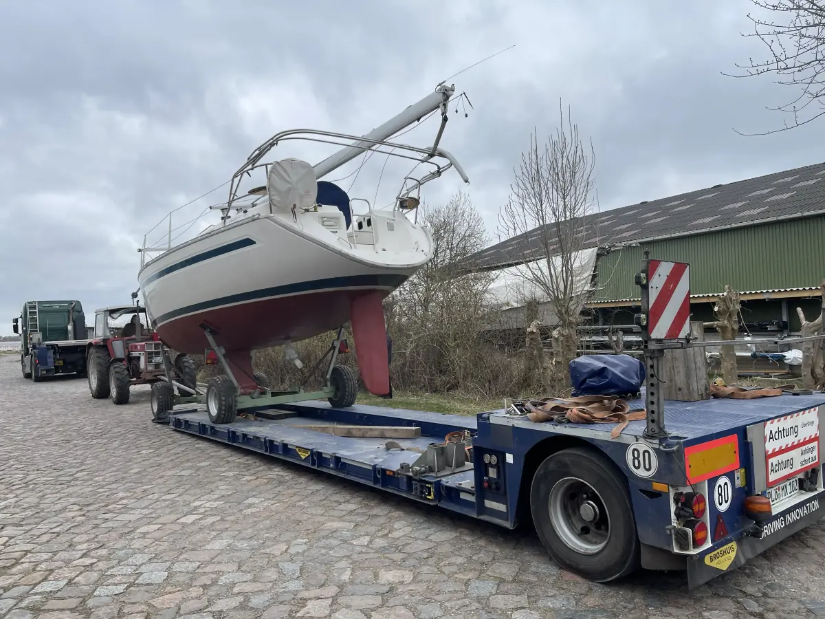 Entladung per Traktor (Ro/Ro System) einer Bavaria 32 inklusive Wintertrailer