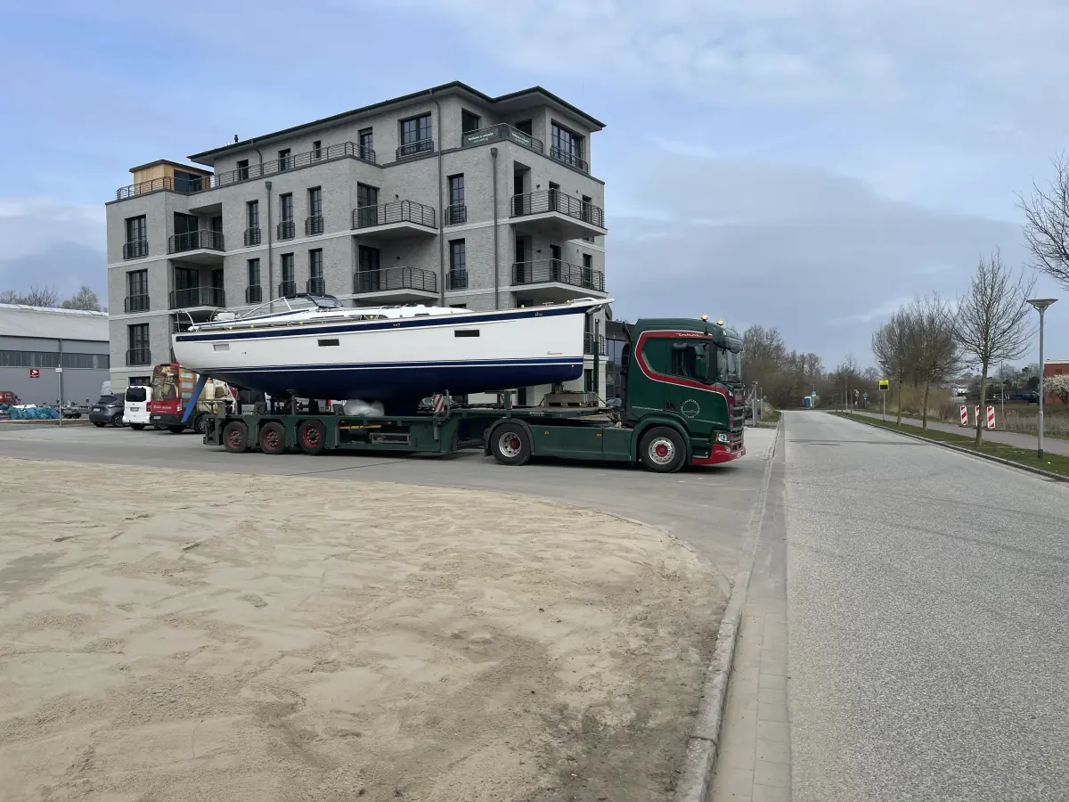 Transport einer Hallberg Rassy 400 per Bocksystem